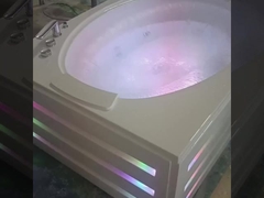 Moderne rechteckige Badewanne mit ovalen Wasserfall und doppelter Badewanne