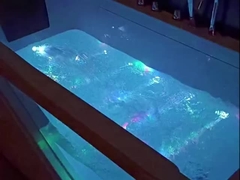 Spa-Badewanne mit Wasserfall für einmaliges Einweichen