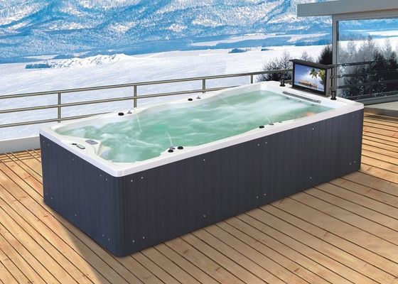 Integriertes Schwimmbad mit farbenfrohem Unterlicht