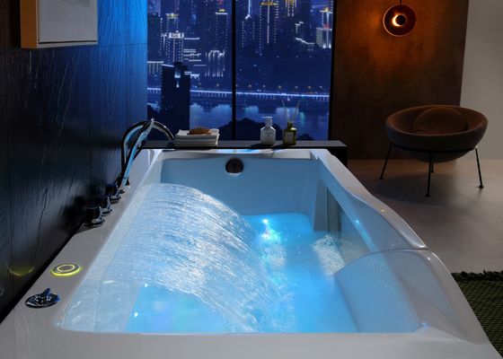 Spa-Badewanne mit Wasserfall für einmaliges Einweichen