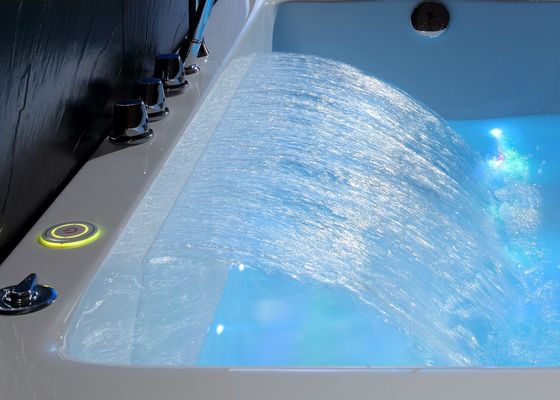 Spa-Badewanne mit Wasserfall für einmaliges Einweichen
