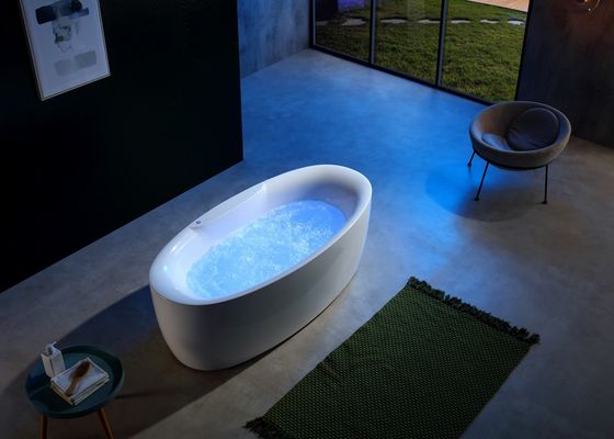 Badewanne mit LED-Bodenleuchte für Blasenbäder
