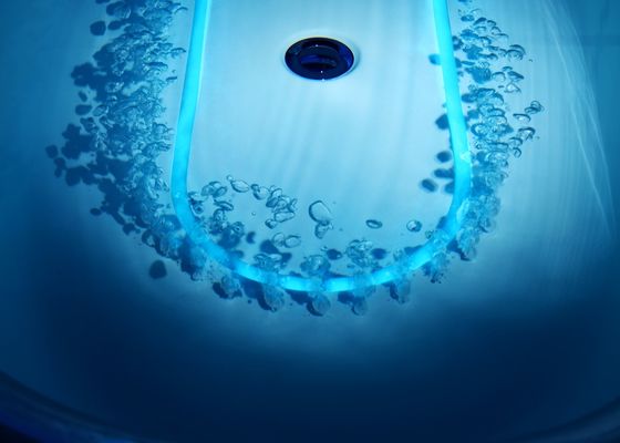 Badewanne mit LED-Bodenleuchte für Blasenbäder