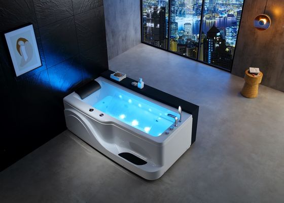 Luxuriöse Spa-Badewanne mit Wasserfall-Treppen