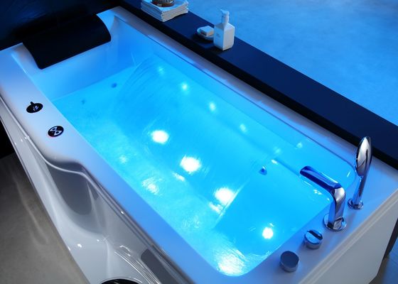 Luxuriöse Spa-Badewanne mit Wasserfall-Treppen
