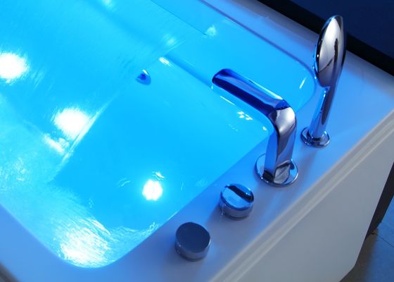 Luxuriöse Spa-Badewanne mit Wasserfall-Treppen
