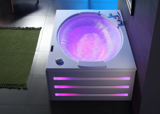 Moderne rechteckige Badewanne mit ovalen Wasserfall und doppelter Badewanne