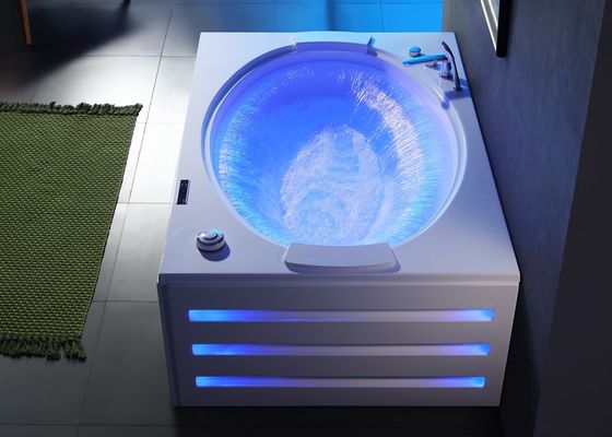 Moderne rechteckige Badewanne mit ovalen Wasserfall und doppelter Badewanne