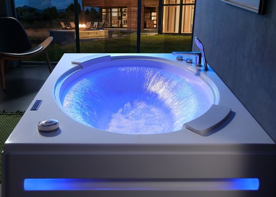 Moderne rechteckige Badewanne mit ovalen Wasserfall und doppelter Badewanne