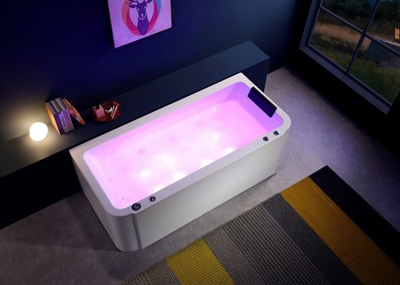 Massagebad mit integrierter Schürze und freistehendem Chrome-Wasserfallhahn