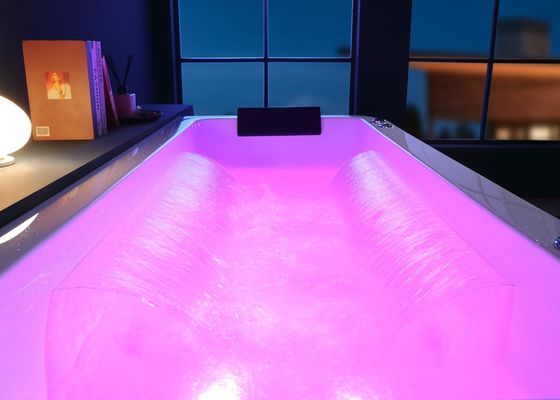 Massagebad mit integrierter Schürze und freistehendem Chrome-Wasserfallhahn