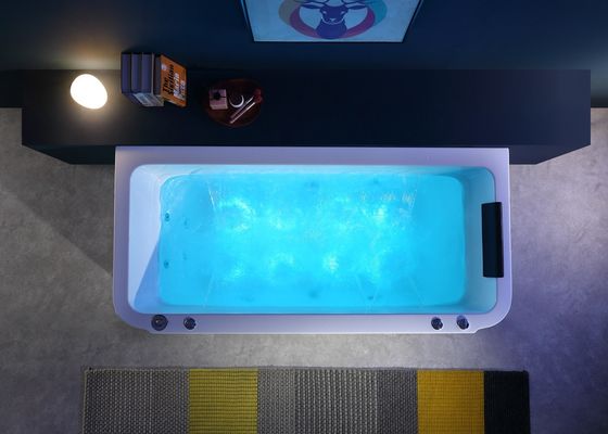 Massagebad mit integrierter Schürze und freistehendem Chrome-Wasserfallhahn